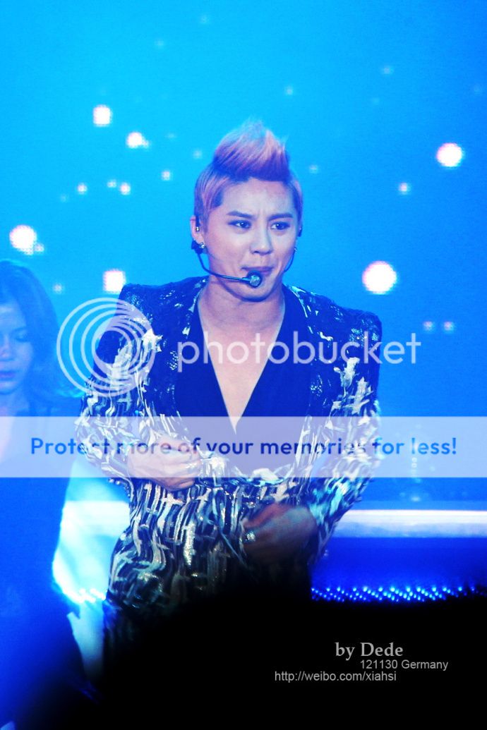 [30.11.12][Pics] Xia Junsu - The 1st World Tour Concert in Oberhausen ,Germany 5c5cb62egw1dzfxb794c0j