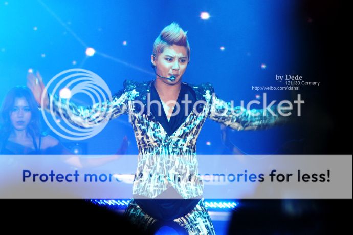 [30.11.12][Pics] Xia Junsu - The 1st World Tour Concert in Oberhausen ,Germany 5c5cb62egw1dzfxci0p38j