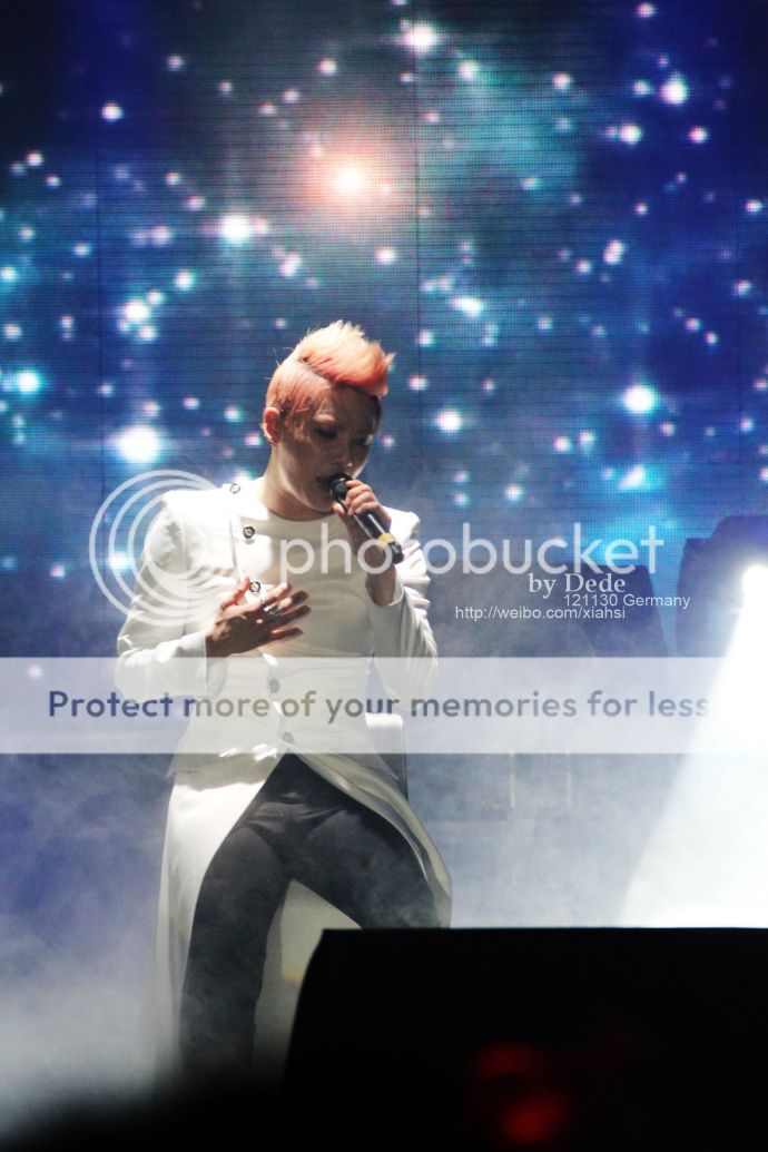 [30.11.12][Pics] Xia Junsu - The 1st World Tour Concert in Oberhausen ,Germany 5c5cb62egw1dzg3dwb2i4j