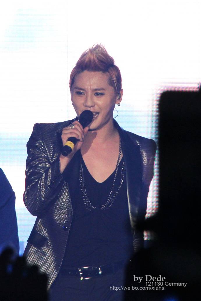 [30.11.12][Pics] Xia Junsu - The 1st World Tour Concert in Oberhausen ,Germany 5c5cb62egw1dzg3zxp9dyj