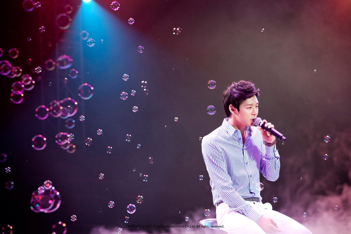 [29.08.12][News] YooChun giống nhân vật trong truyện tranh tại Fanmeeting ở Shanghai của mình 614519_318791248216246_336083036_o