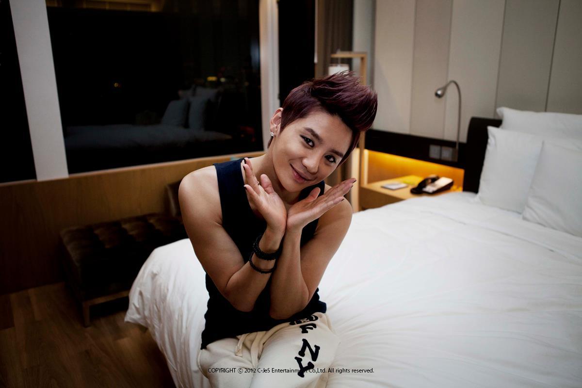 [29.08.12][News] JunSu bắt đầu cho Tour diễn cá nhân của mình tại Bắc Mỹ 621960_318790218216349_913110200_o