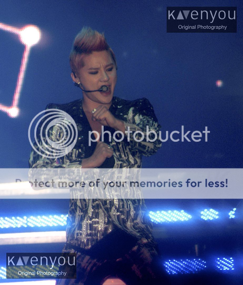 [30.11.12][Pics] Xia Junsu - The 1st World Tour Concert in Oberhausen ,Germany 706060_501739233189767_1510948106_o