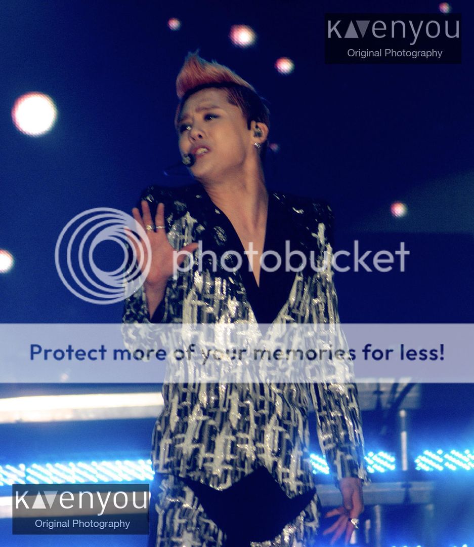 [30.11.12][Pics] Xia Junsu - The 1st World Tour Concert in Oberhausen ,Germany 706284_501676639862693_593100075_o