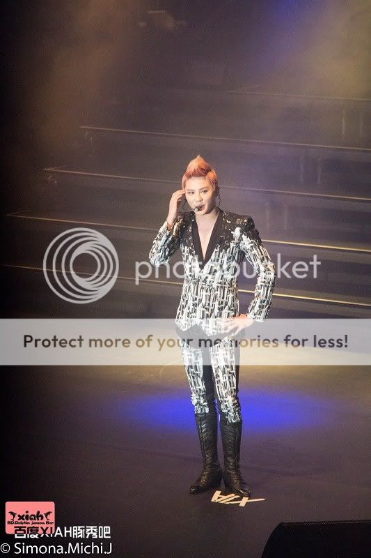 [30.11.12][Pics] Xia Junsu - The 1st World Tour Concert in Oberhausen ,Germany 8250f5c4b74543a9f183f2251e178a82b8011403