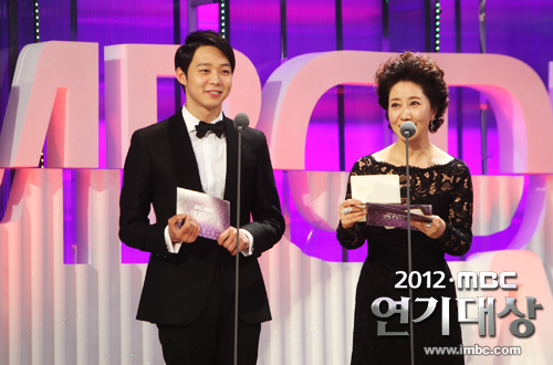 [30.12.12][Pics] Yoochun - MBC Drama Awards  2012drama_photo121231011904entertain0_zps16499fc2