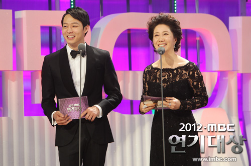 [30.12.12][Pics] Yoochun - MBC Drama Awards  2012drama_photo121231011904entertain1_zps532f9a38
