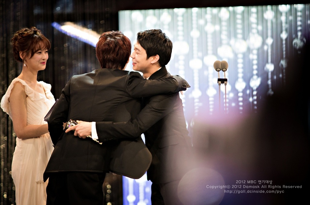 [30.12.12][Pics] Yoochun - MBC Drama Awards  04746c59252dd42a72102e75033b5bb5c8eab8b5