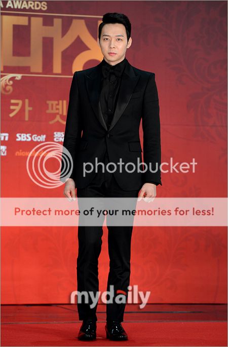 [31.12.12][Pics] Yoochun - SBS Drama Awards 201212312041381118_1_zps2ab2afbe