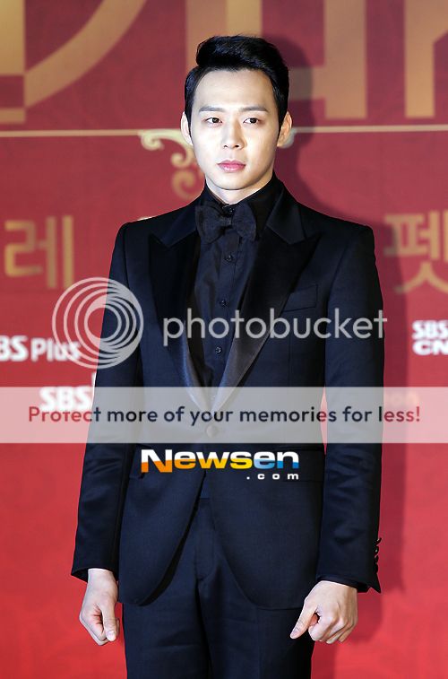 [31.12.12][Pics] Yoochun - SBS Drama Awards 201212312128101810_1_zpsafe2d7a4