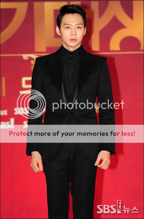 [31.12.12][Pics] Yoochun - SBS Drama Awards 30000208914_zpscc47e0ac