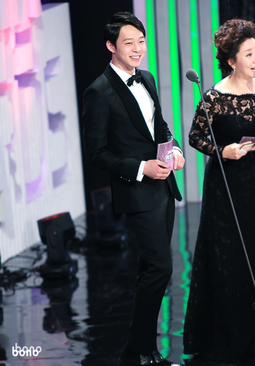 [30.12.12][Pics] Yoochun - MBC Drama Awards  427d9bdda144ad34c2494659d0a20cf433ad85dd