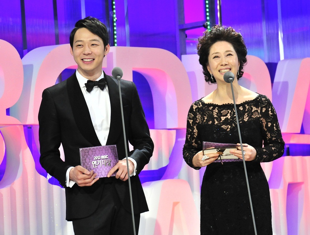 [30.12.12][Pics] Yoochun - MBC Drama Awards  6490cd26jw1e0c9fc6p6dj_zps7edf1f8e