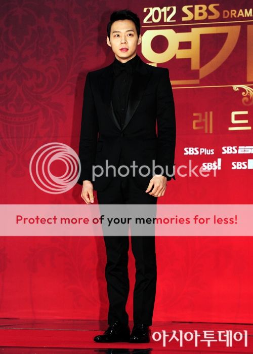 [31.12.12][Pics] Yoochun - SBS Drama Awards 747766_0_500699_41953_zps293009d3