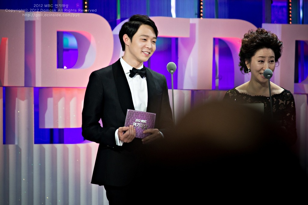 [30.12.12][Pics] Yoochun - MBC Drama Awards  A0d3a5773912b31ba118e2f78618367adbb4e152
