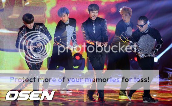 [11.11.12][Pics] TVXQ - Nongshim Love Sharing Concert 986550e736d12f2eccd5bc9d4fc2d56287356880