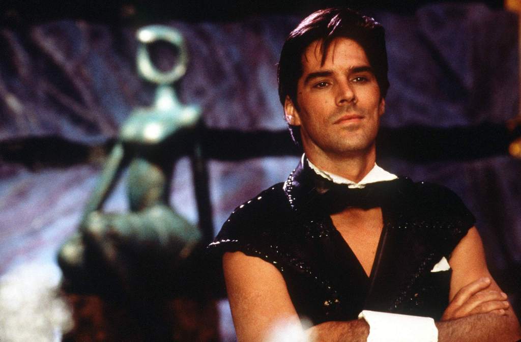 Thomas Gibson egyéb filmjei - Page 3 TG-in-The-Flintstones-in-Viva-Rock-Vegas-thomas-gibson-6500641-2560-1680