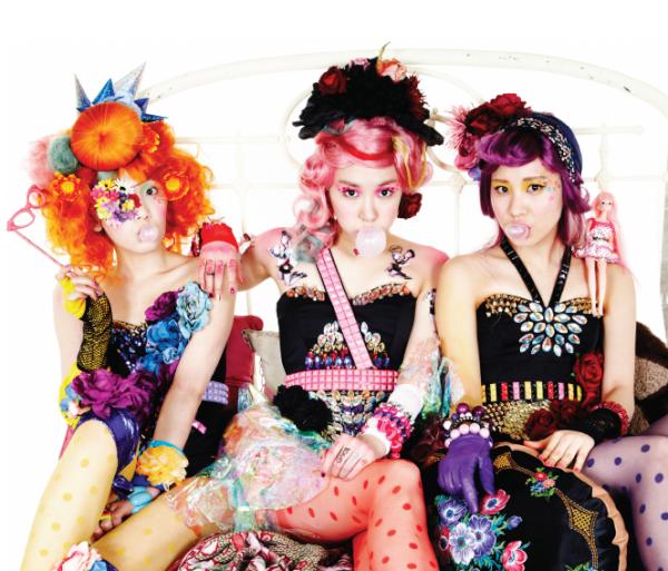 {120422} {FO} Tiffany Taeyeon Seohyun @ Twinkle Mini Album Concept Picture ArEZPRrCEAICvOA