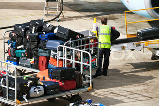 Η catάληψη - Σελίδα 17 1526081-179708-many-suitcases-luggage-when-loaded-on-an-airplane-luggage-and-travel-bags