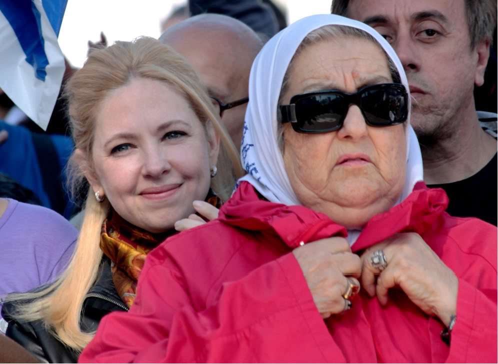 [27/10/2011] Homenaje a Nestor Kirchner a un año de su muerte 2011_Andrea_en_La_Plaza_homenaje_a_NK_27102011