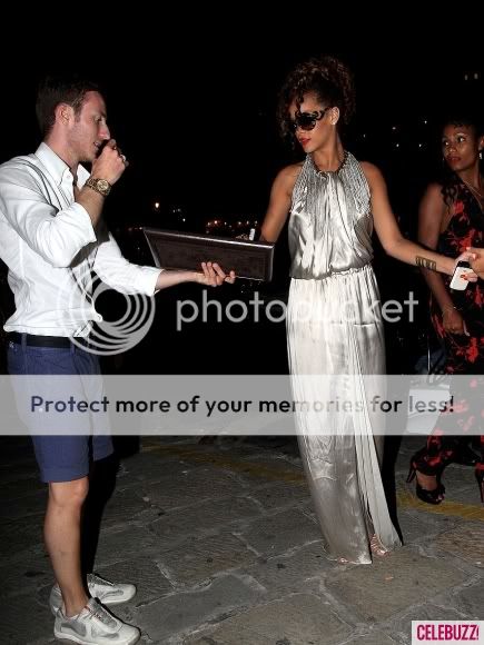 Rihanna .  - Page 12 2Rihanna-Italy-082411-435x580