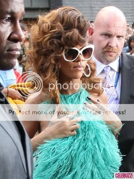 Rihanna .  - Page 12 Yay-or-Nay-Rihannas-Feathered-Blue-Jumper-5-435x580