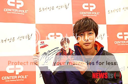 Ким Хьон Джунг раздава автографи за CENTER POLE NISI20121111_0007315419_web