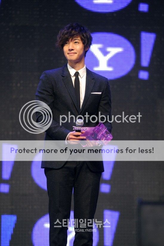 Хьон Джунг до Хонг Конг за Yahoo! Asia Buzz Awards 2012 - Page 2 PictoarticleKimHyunJoongwinsfourawardsatthe2012YahooAsiaBuzzAwardsposted181220121