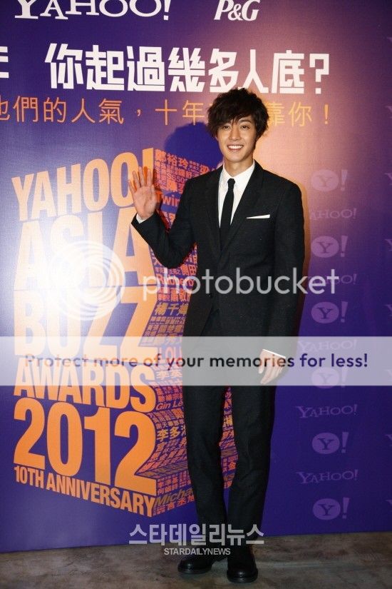 Хьон Джунг до Хонг Конг за Yahoo! Asia Buzz Awards 2012 - Page 2 PictoarticleKimHyunJoongwinsfourawardsatthe2012YahooAsiaBuzzAwardsposted181220122