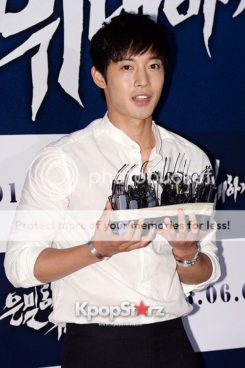 Хьон Джунг на ВИП премиерата на "Secretly, Greatly" 74557-kim-hyun-joong-attends-secretly-greatly-vip-premiere-and-pose-on-red-c