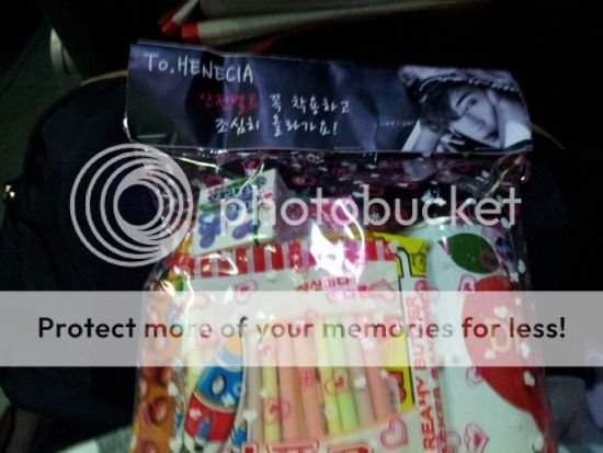 Kim Hyun Joong @ 2012 Asia Song Festival KimHyunJoong-Givessomegiftpackstohisfans2