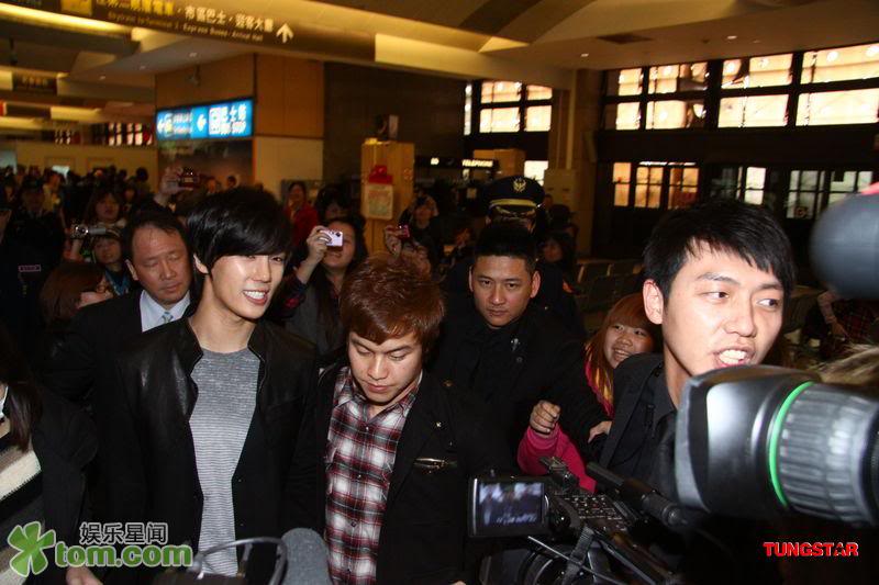 [news+fotos] Park Jung Min llega a Taiwan usando el chino para saludar a las fans 79da8bd11561fc9751da4bf1