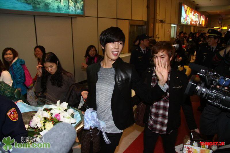 [news+fotos] Park Jung Min llega a Taiwan usando el chino para saludar a las fans Dffd6d1bd73ab659304e15f0