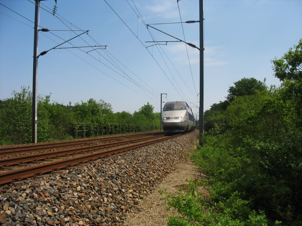 La Gare de St Yvi (29) PassageduTGVvenantdeRospordenfacelagare