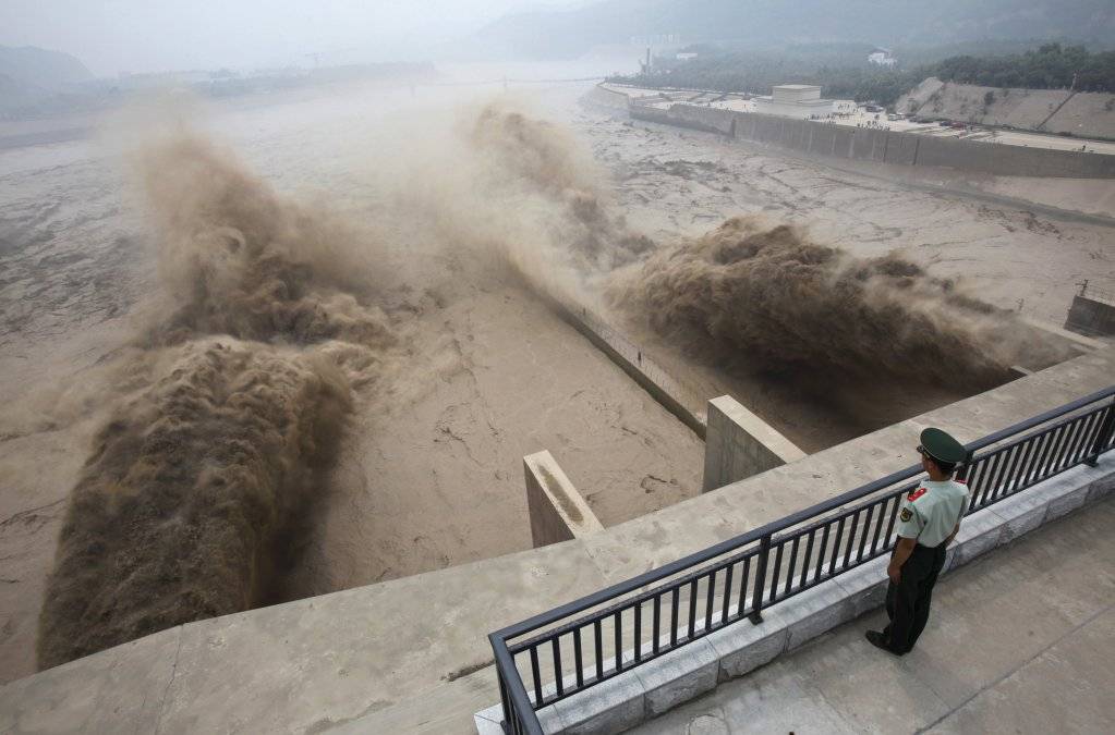 3 000 000 affected and100,000 forced to evacuate China torrential rains 2012-07-07t095826z_963878987_gm1e8771dbs01_rtrmadp_3_china