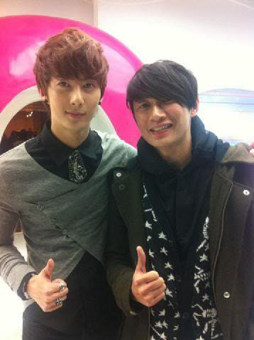 [trans+foto] Visita del DJ Ken Wu, de Taiwan, a Kim Hyung Jun en Mnet Wide 390282_206268706121754_145767695505189_457668_2117119620_n