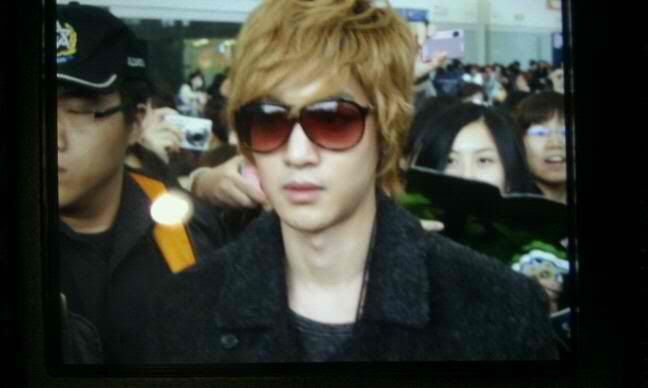 [HJL] Hacia Hong Kong para los Yahoo Buzz Awards + llegada [20.12.11] (3)  Hk15