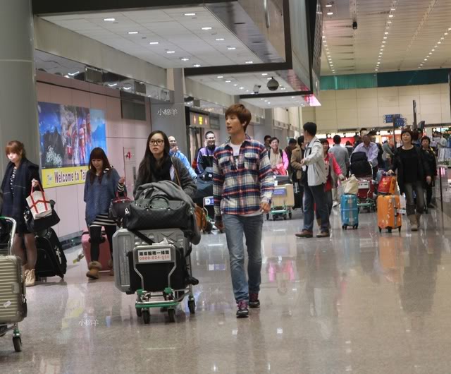 [JM] Saliendo del Guangzhou Airport, China hacia Taiwan [11.12.11] (2) Ls4