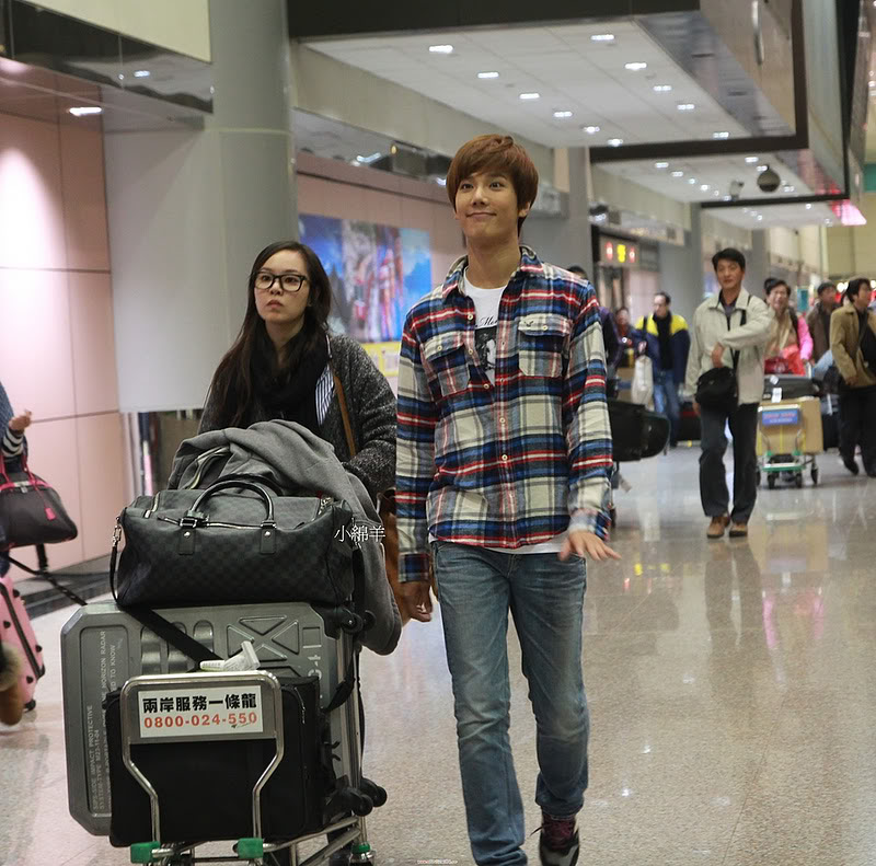 [JM] Saliendo del Guangzhou Airport, China hacia Taiwan [11.12.11] (2) Ls7