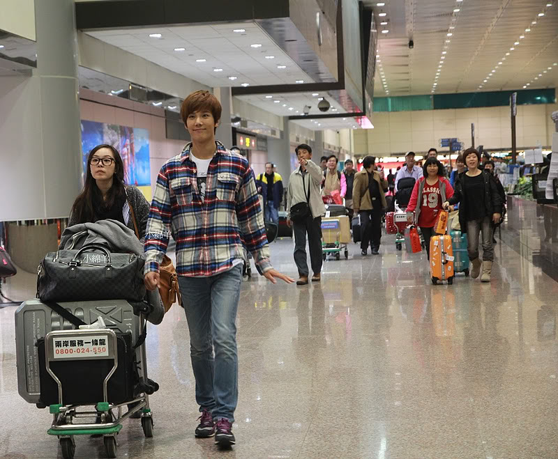 [JM] Saliendo del Guangzhou Airport, China hacia Taiwan [11.12.11] (2) Ls8