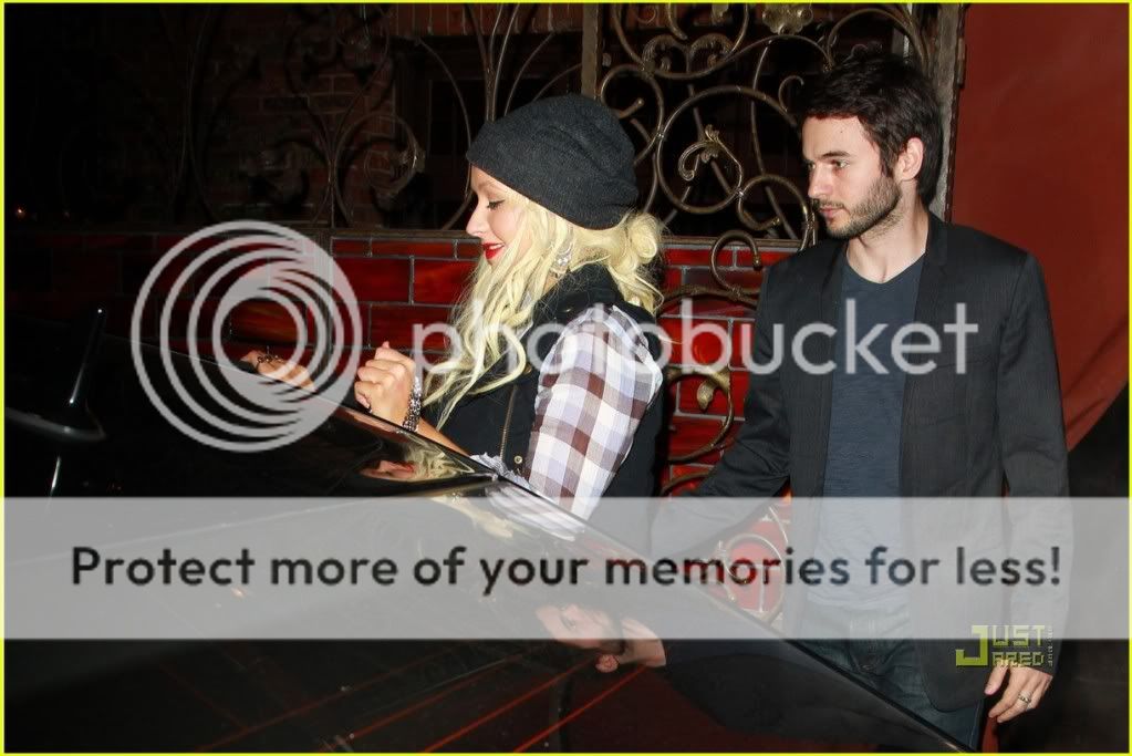 [Fotos] Christina en 'Pace Restaurant' con Matt [04/06] Christina-aguilera-matthew-rutler-pace-05