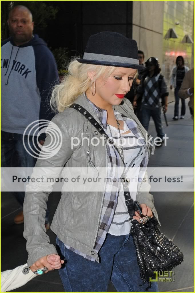 [Fotos] Christina & Max paseando por NYC! [11/05] Christina-aguilera-max-packed-lunches-in-nyc-05