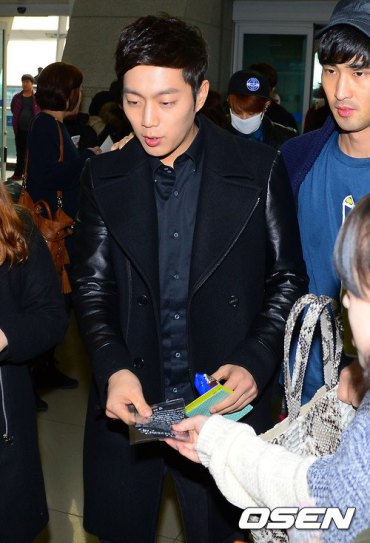 [PICS][08.03.13] DooJoon @  INCHEON AIRPORT DEPART TO JAKARTA 734576_436547806429790_580236294_n_zps2ae94c69