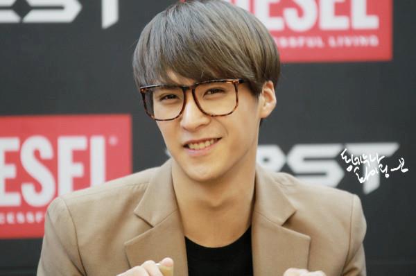 [PICS] [27.11.12] DongWoon @ Diesel Fan Signing 534597_312881682151539_494778339_n