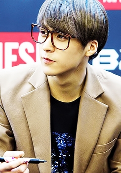 [PICS] [27.11.12] DongWoon @ Diesel Fan Signing Tumblr_me5p61b2S51qj10h1o2_250