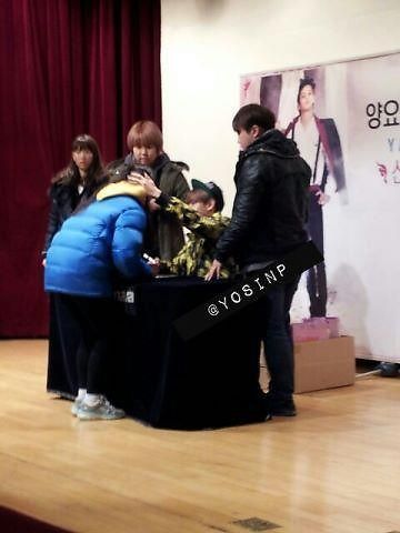 [PICS][30.12.12] Yoseob @ "The First Collage" Fansign in Daejeon & Myeongdong 1356880999788763_574_574_zpsbe87ee12