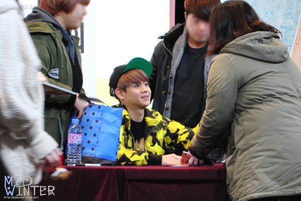 [PICS][30.12.12] Yoseob @ "The First Collage" Fansign in Daejeon & Myeongdong 181381_397111843714281_1782493667_n_zps0437a8df