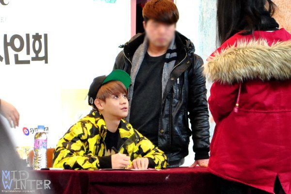 [PICS][30.12.12] Yoseob @ "The First Collage" Fansign in Daejeon & Myeongdong 229920_397108403714625_1658457685_n_zps17ab900c