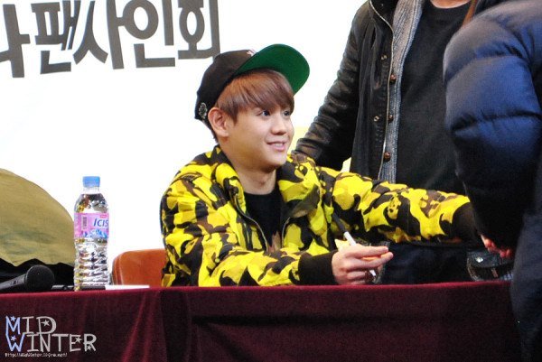 [PICS][30.12.12] Yoseob @ "The First Collage" Fansign in Daejeon & Myeongdong 564897_397100143715451_1082889780_n_zps79d0b250