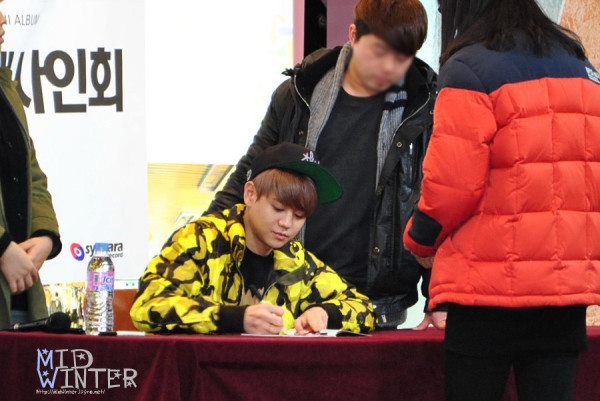 [PICS][30.12.12] Yoseob @ "The First Collage" Fansign in Daejeon & Myeongdong 9686_397108610381271_1508770276_n_zps5139ec9c